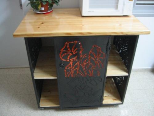 מזנון ברזל ועץ שחור