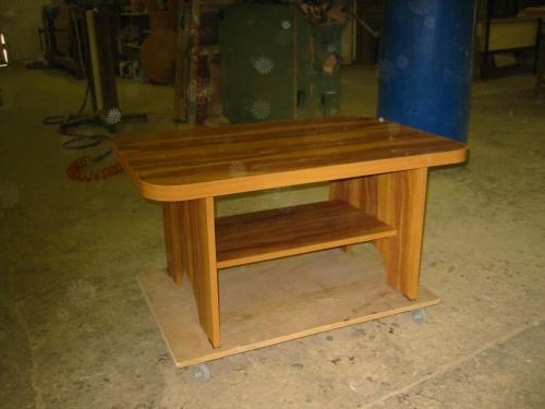 שולחן לסלון עם מדף עיתונים 1